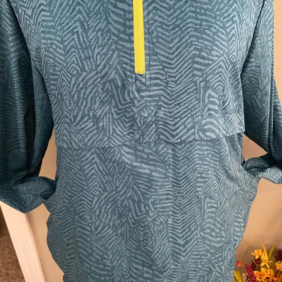Turquoise patterned lightweight windbreaker with yellow zipper and pulls. - Picture 3 of 6